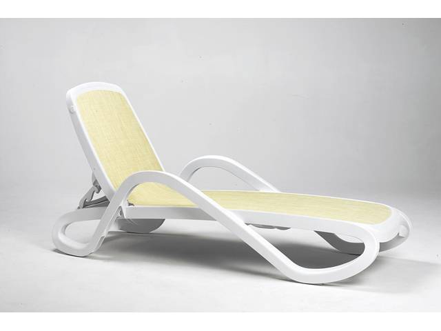 Шезлонг-лежак пластиковый Alfa белый, бежевый 1700-1945х710х850 мм